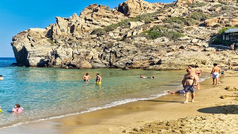 plaża przy skalistym nabrzeżu w Vai na Krecie