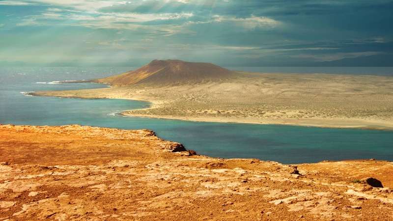 krajobraz wybrzeża Lanzarote widziany z wysokiego klifu na północy wyspy