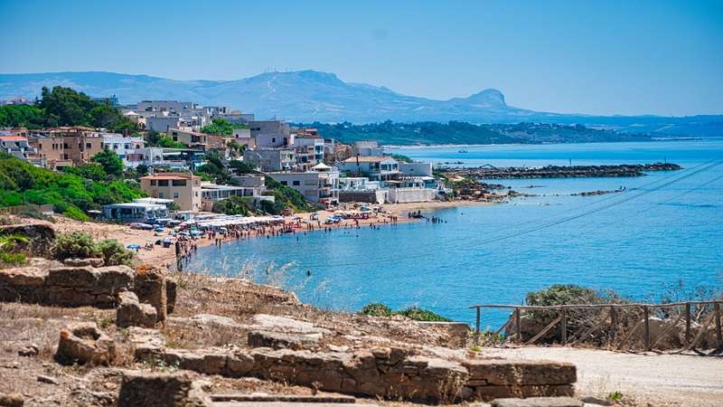 widok na sycylijskie miasteczko Marinella di Selinunte i na jej plażę