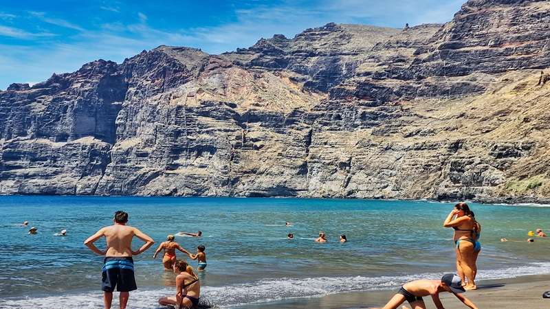 piękny Atlantyk i Los Gigantes widziane z plaży na Teneryfie