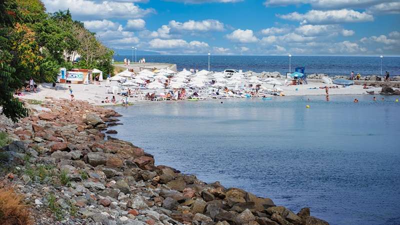 kamienne wybrzeże Morza Czarnego przy plaży niedaleko Starego Miasta w Nesebyrze w Bułgarii