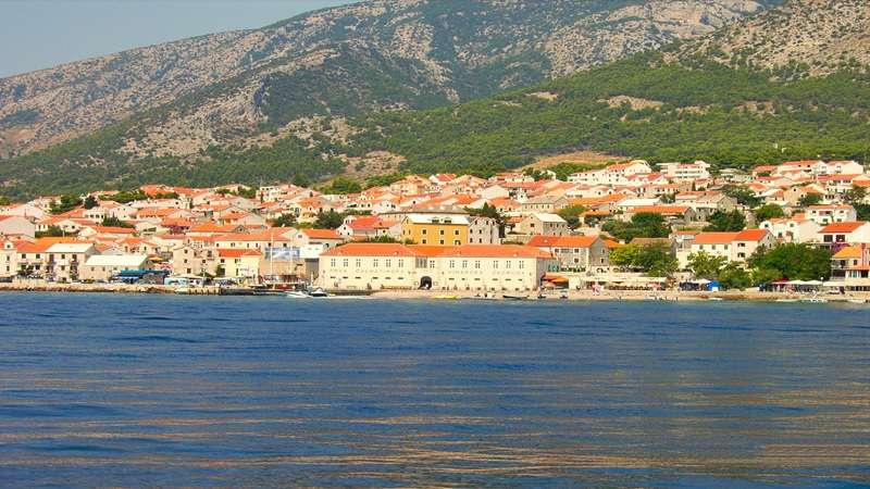 widok na wyspę Brać w Chorwacji z pokładu statku wycieczkowego