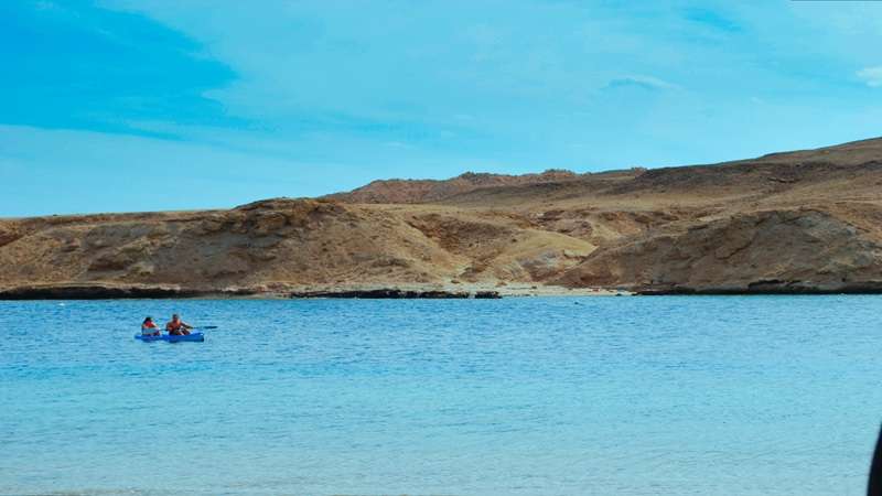 dwie osoby pływające na kajaku w zatoczce w Makadi Bay w Egipcie