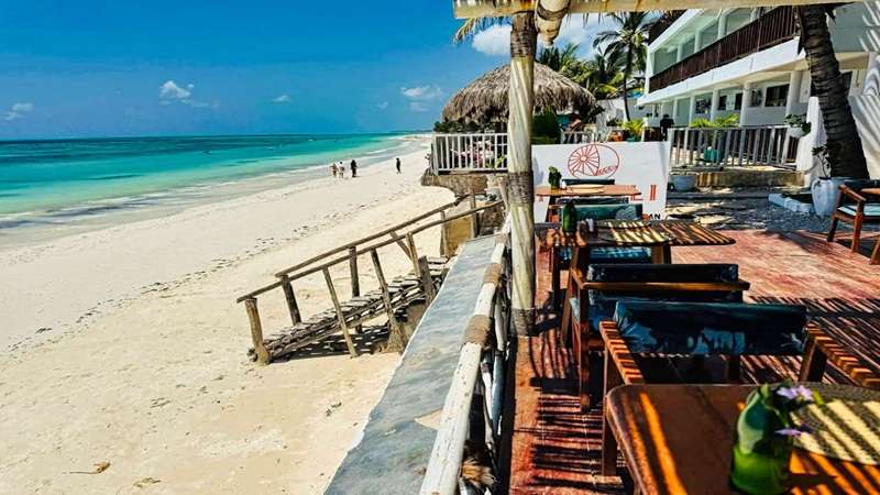 restauracja przy plaży z białym piaskiem na Zanzibarze