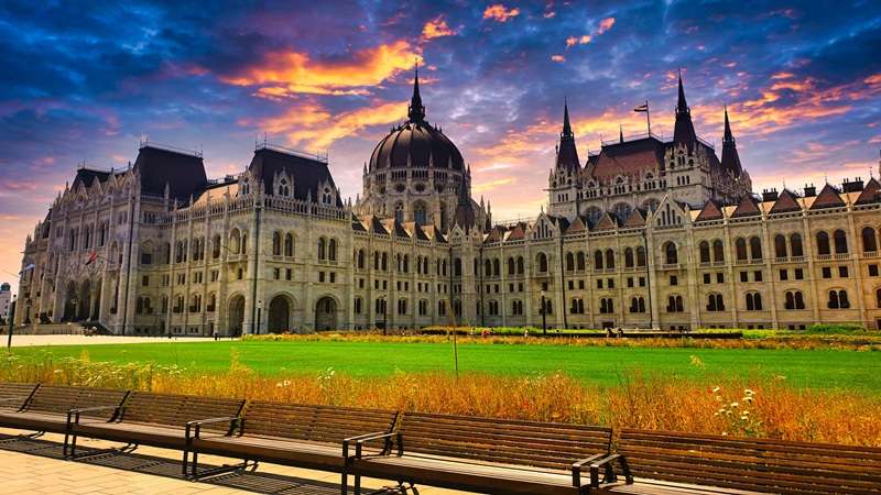 widok Parlamentu w Budapeszcie o zachodzie słońca