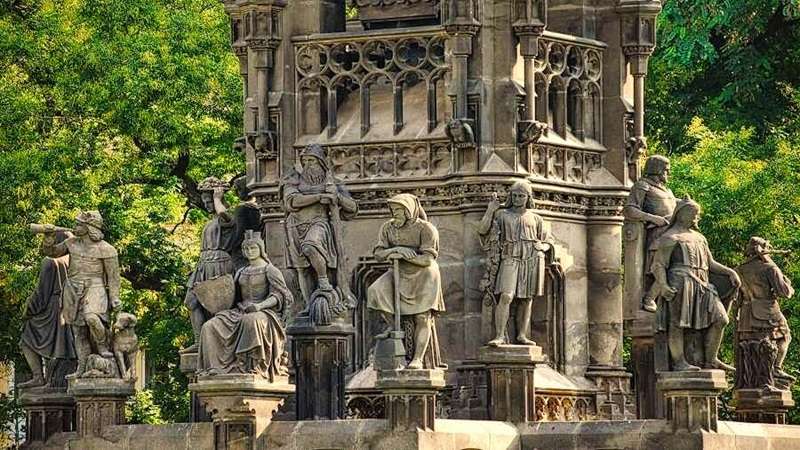 widok neogotyckiej fontanny z XIX w. w centrum Pragi