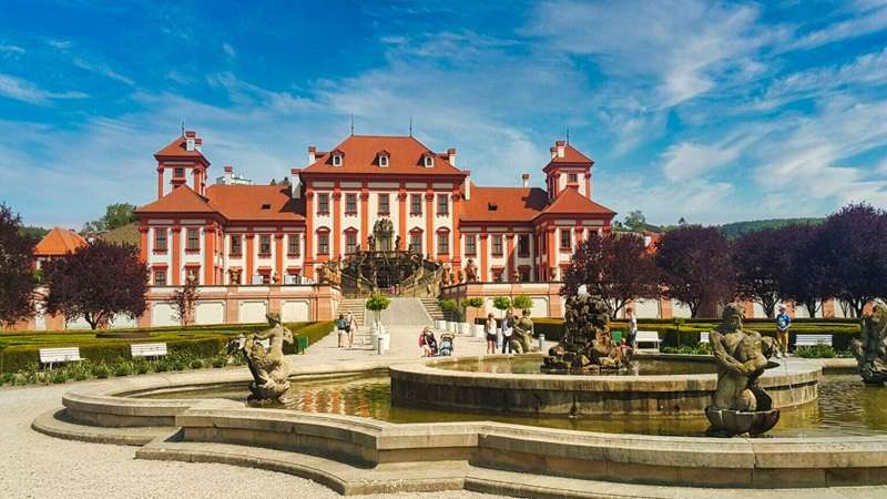 widok na fontannę, park i Zamek Trojski