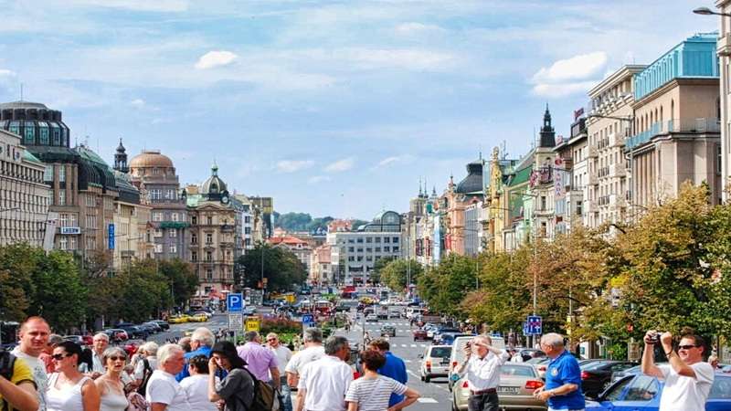 słynny plac Vaclavske Namesti w centrum stolicy Czech