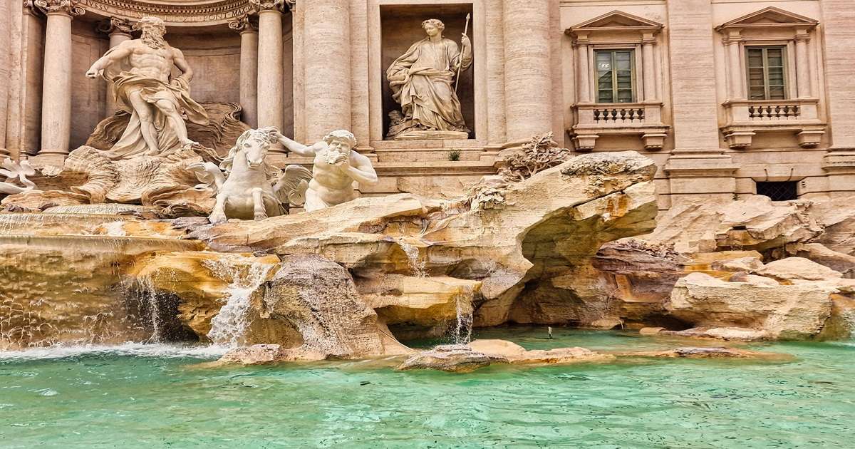 Fontanna di Trevi w Rzymie z pięknymi rzeźbami i zabytkowym otoczeniu